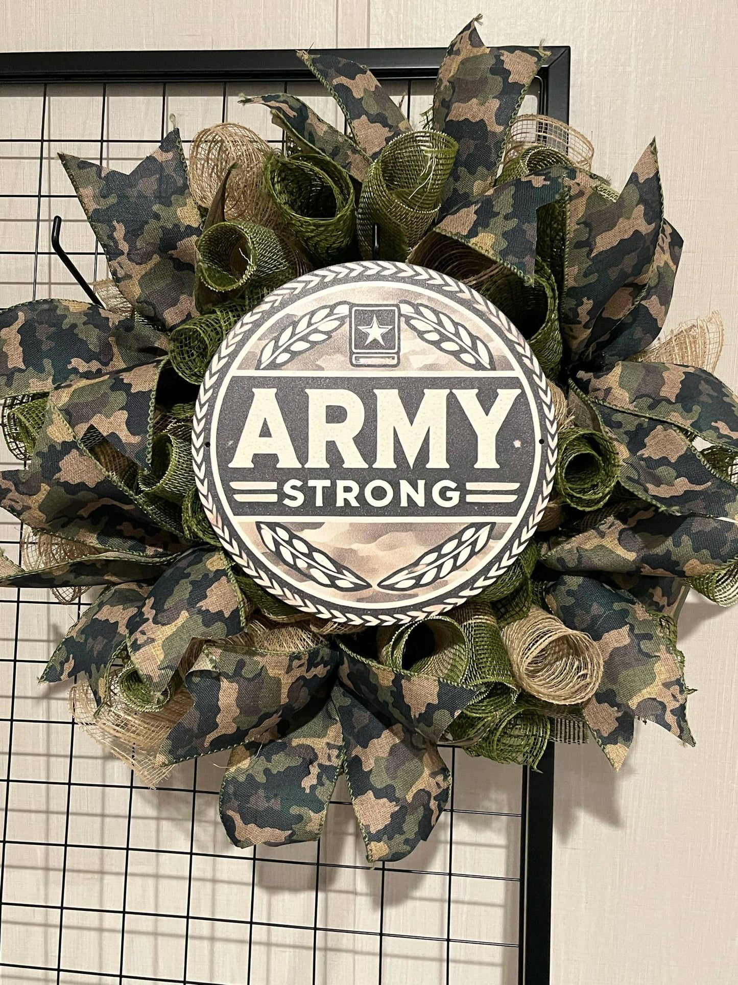 🎖️ “Army Strong” Camouflage Wreath – Military Tribute Décor