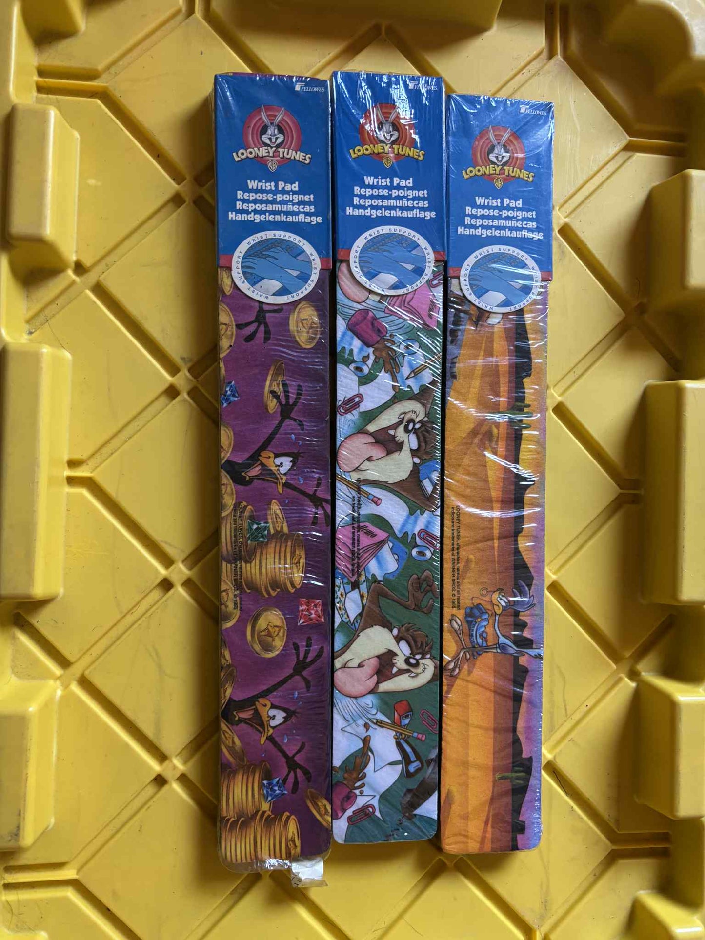Vintage Looney Tunes Wrist Pads ā 1990s Warner Bros. Office Gear ā Daffy Duck, Taz, Road Runner (NOS Sealed)