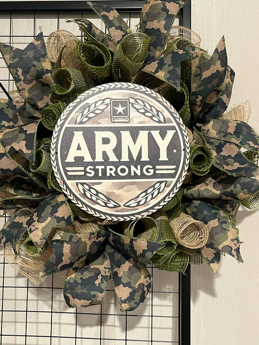 🎖️ “Army Strong” Camouflage Wreath – Military Tribute Décor