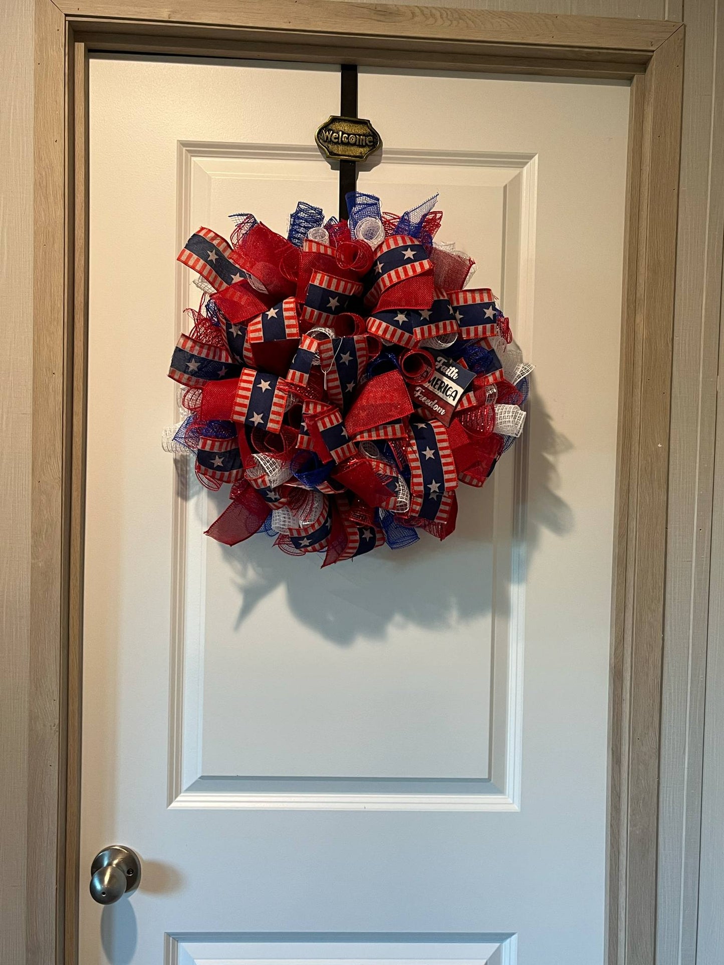 US “Faith, America, Freedom” Patriotic Wreath – Star-Spangled Celebration