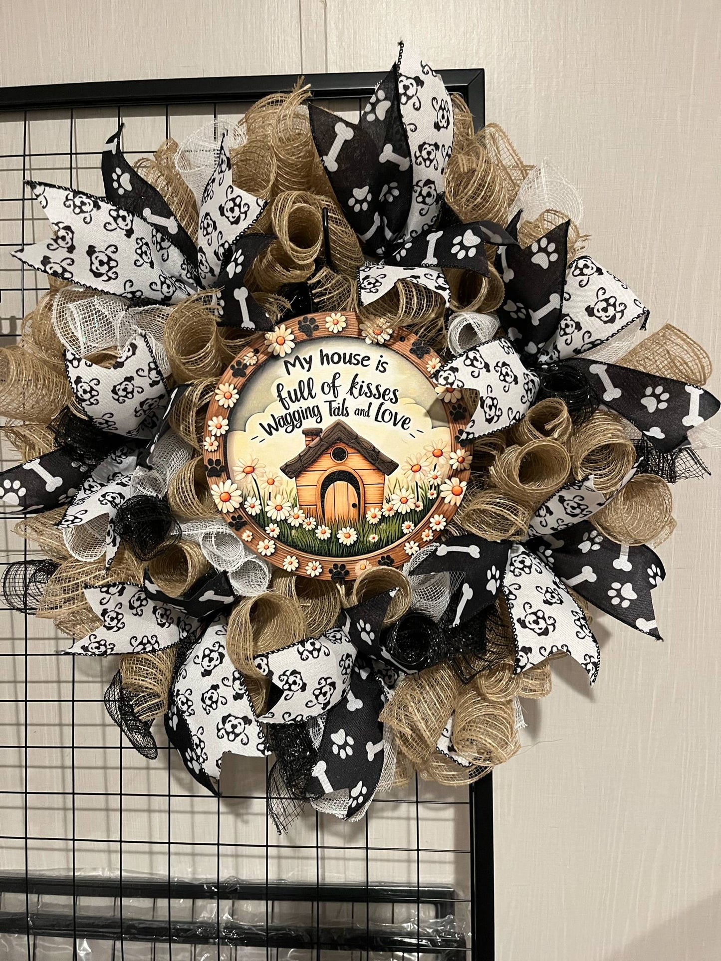 🐾 “Full of Kisses & Wagging Tails” Dog Lover’s Wreath – Paw Print & Burlap Décor