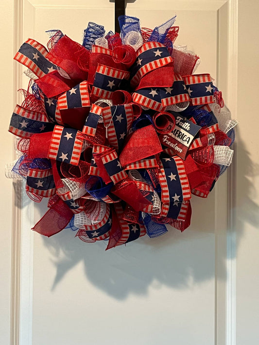 US “Faith, America, Freedom” Patriotic Wreath – Star-Spangled Celebration
